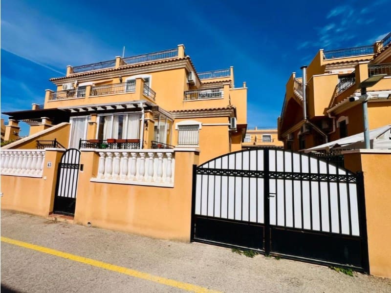 3 sovrum Semi-fristående Villa till salu i Torrevieja med pool - 279 900 € (Ref: 9984886)