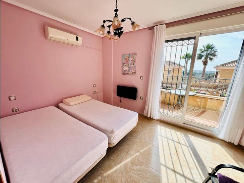 3 sovrum Semi-fristående Villa till salu i Torrevieja med pool - 279 900 € (Ref: 9984886)