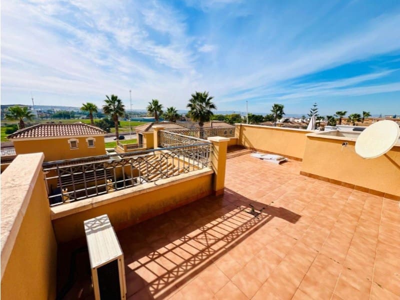 3 sovrum Semi-fristående Villa till salu i Torrevieja med pool - 279 900 € (Ref: 9984886)