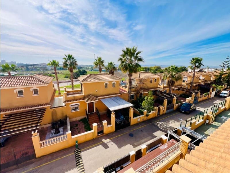 3 sovrum Semi-fristående Villa till salu i Torrevieja med pool - 279 900 € (Ref: 9984886)
