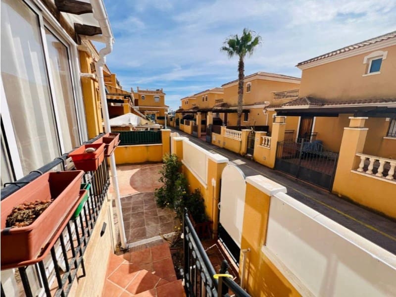3 sovrum Semi-fristående Villa till salu i Torrevieja med pool - 279 900 € (Ref: 9984886)