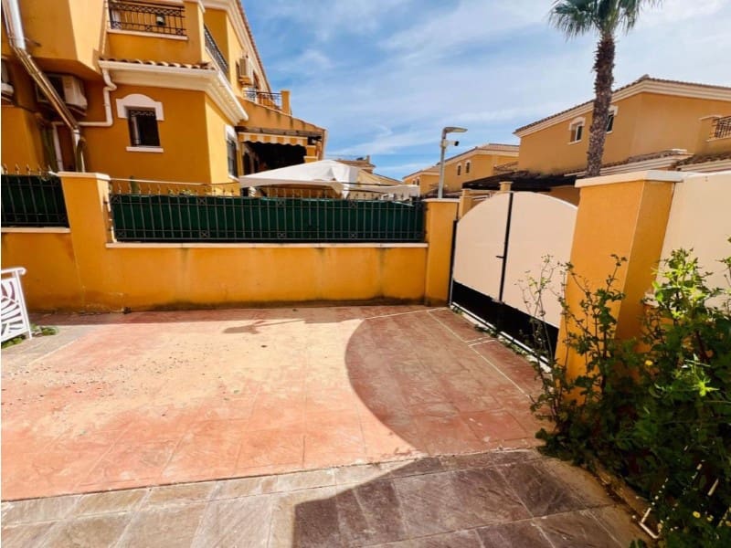 3 sovrum Semi-fristående Villa till salu i Torrevieja med pool - 279 900 € (Ref: 9984886)