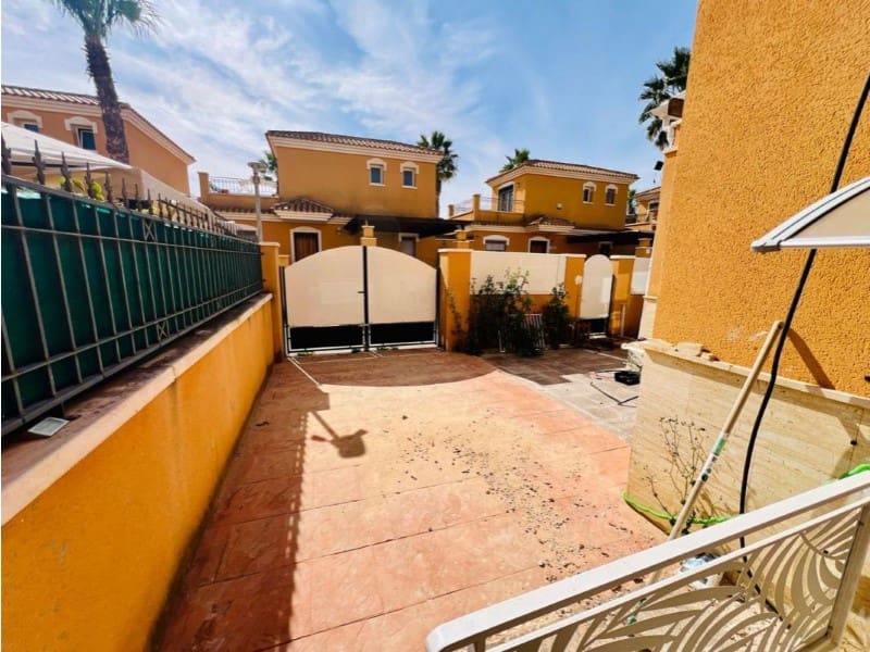 3 sovrum Semi-fristående Villa till salu i Torrevieja med pool - 279 900 € (Ref: 9984886)