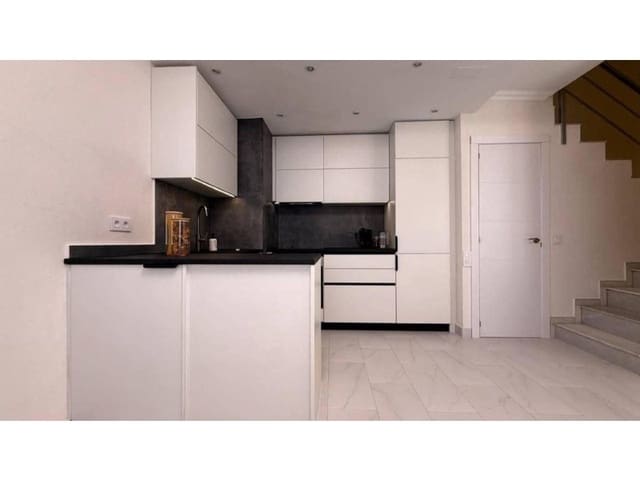 Pareado de 3 habitaciones en Nueva Torrevieja, Torrevieja en venta - 259.900 € (Ref: 9984896)