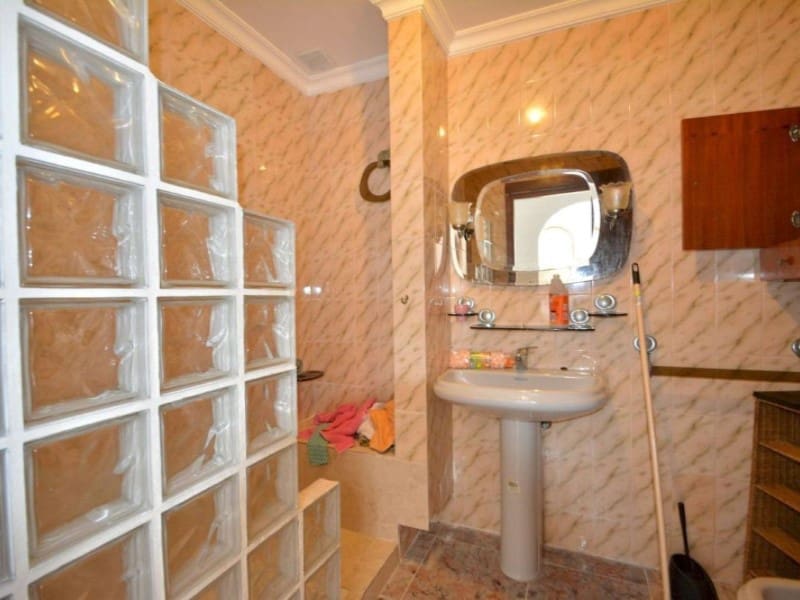 4 bedroom Semi-detached Villa for sale in Torrevieja with pool - € 235,000 (Ref: 9984897)