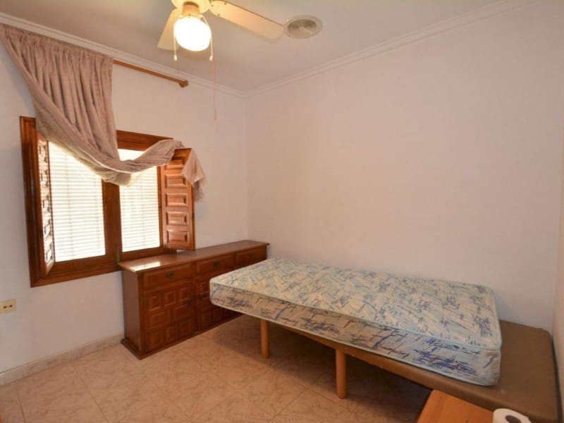 4 bedroom Semi-detached Villa for sale in Torrevieja with pool - € 235,000 (Ref: 9984897)