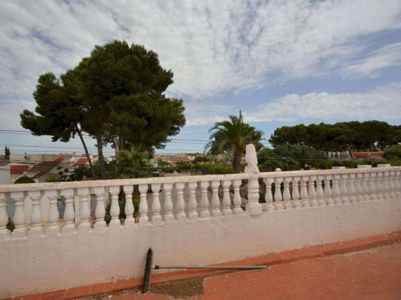 4 bedroom Semi-detached Villa for sale in Torrevieja with pool - € 235,000 (Ref: 9984897)