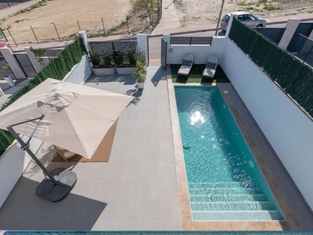 Chalet de 3 habitaciones en Bigastro en venta con piscina - 349.000 € (Ref: 9984939)