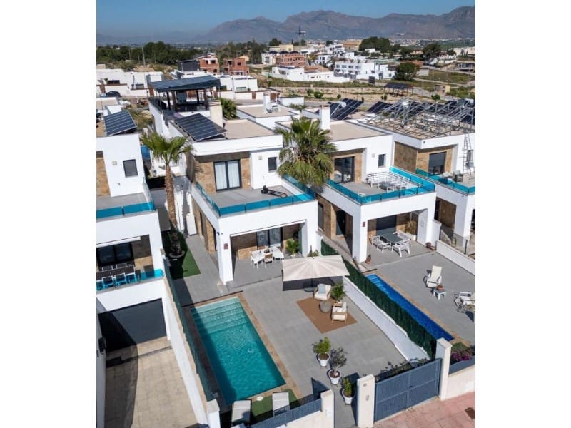 Chalet de 3 habitaciones en Bigastro en venta con piscina - 349.000 € (Ref: 9984939)