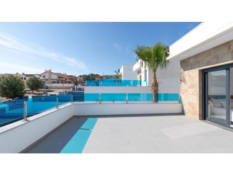 Chalet de 3 habitaciones en Bigastro en venta con piscina - 349.000 € (Ref: 9984939)