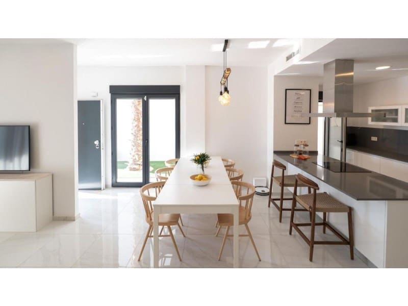 Chalet de 3 habitaciones en Bigastro en venta con piscina - 349.000 € (Ref: 9984939)