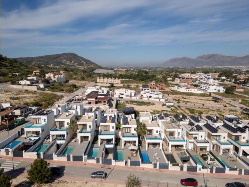 Chalet de 3 habitaciones en Bigastro en venta con piscina - 349.000 € (Ref: 9984939)