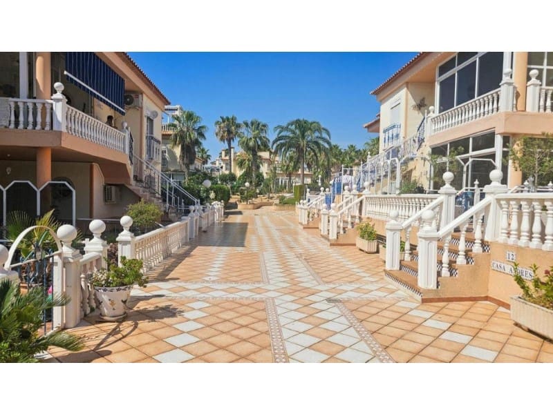 2 camera da letto Villa in vendita in Torrevieja con piscina - 176.000 € (Rif: 9984947)