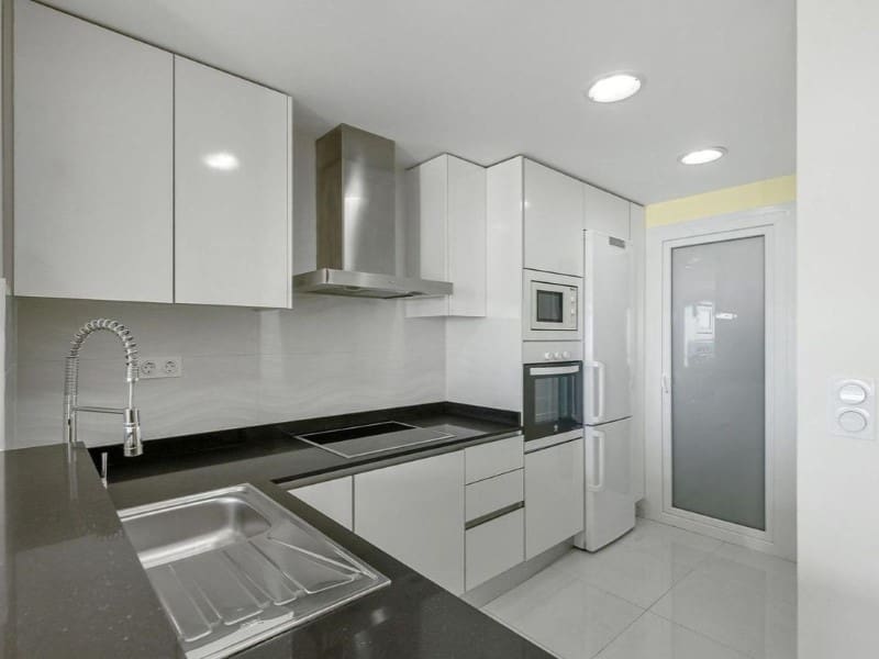 2 slaapkamer Appartement te koop in Punta Prima - € 699.000 (Ref: 9995091)