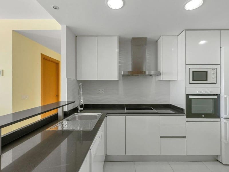 2 slaapkamer Appartement te koop in Punta Prima - € 699.000 (Ref: 9995091)