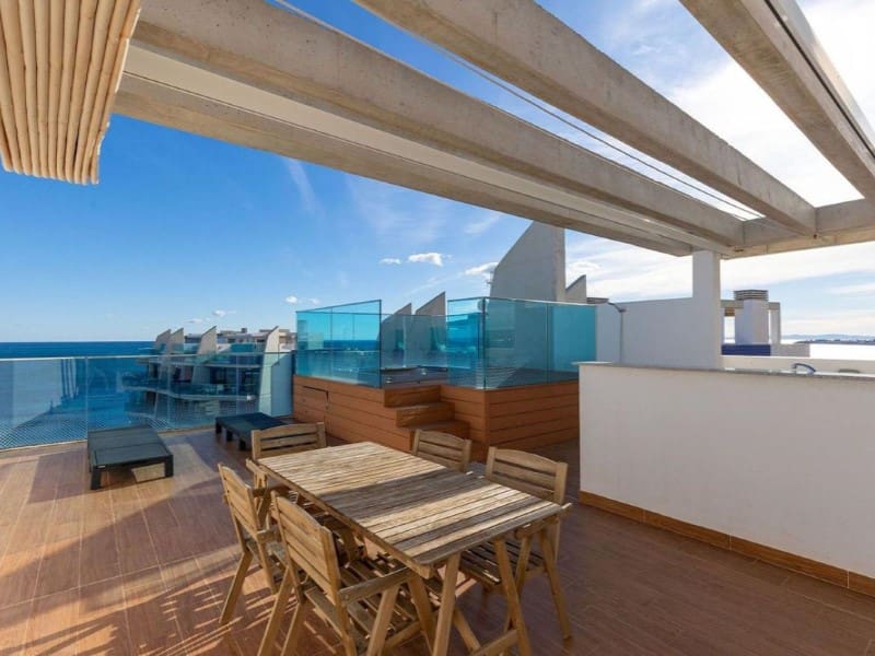 2 slaapkamer Appartement te koop in Punta Prima - € 699.000 (Ref: 9995091)