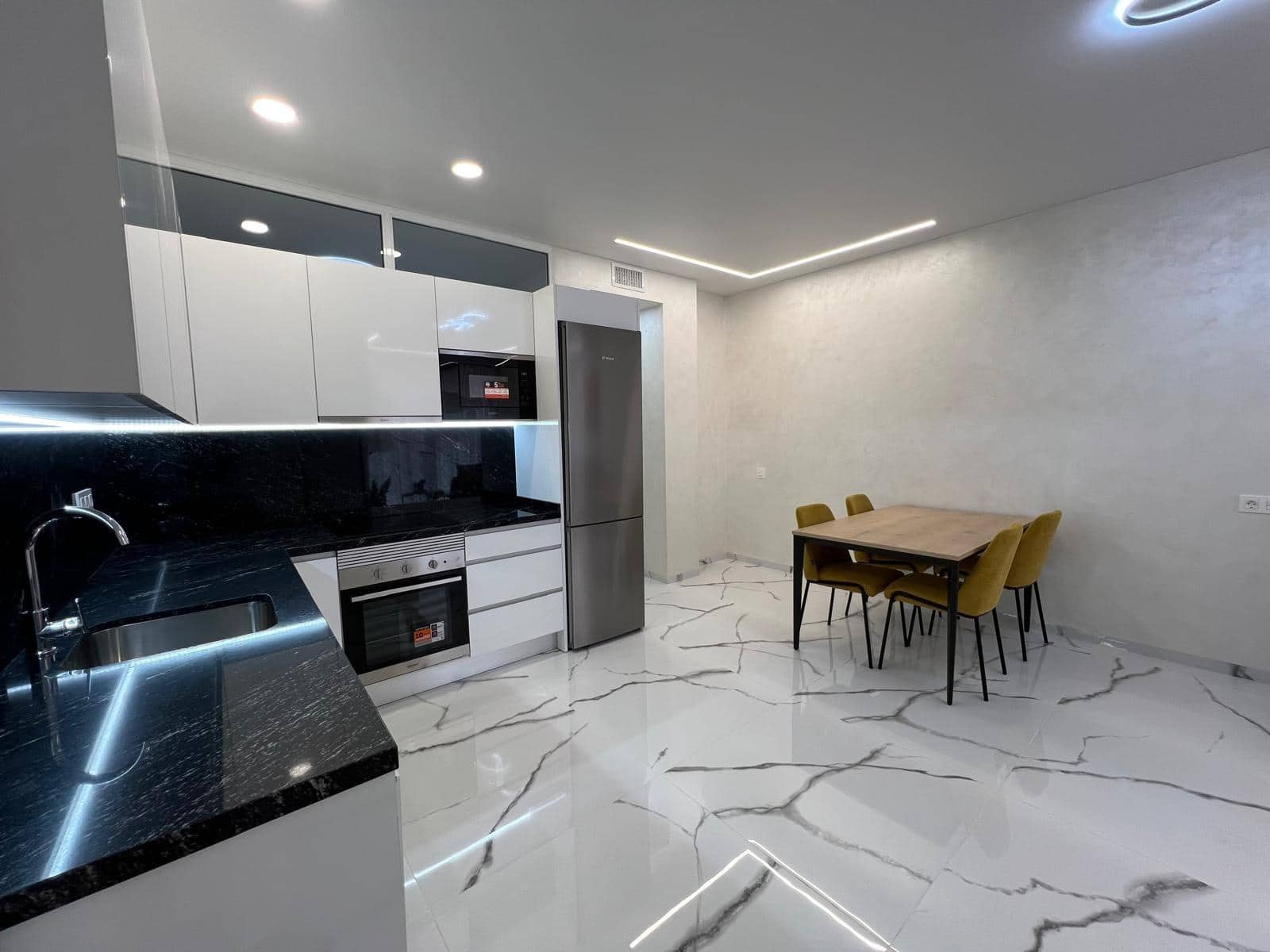 2 makuuhuone Ranta-asunto myytävänä paikassa Torrevieja - 230 000 € (Ref: 9630533)