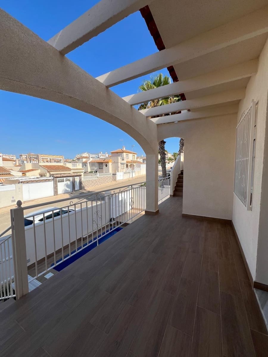 4 makuuhuone Huvila myytävänä paikassa Torrevieja mukana uima-altaan 
autotalli - 369 000 € (Ref: 9644996)