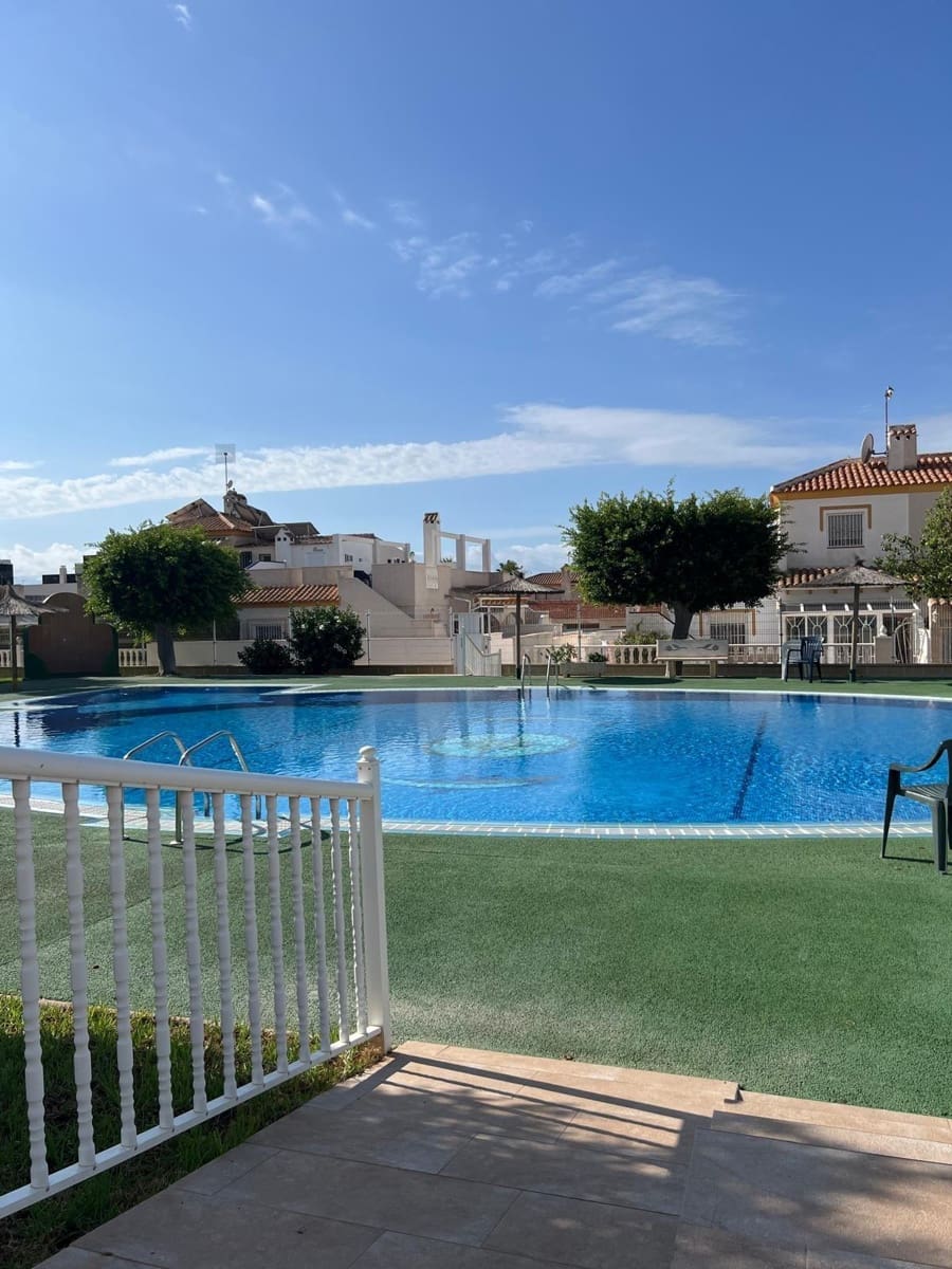 4 makuuhuone Huvila myytävänä paikassa Torrevieja mukana uima-altaan 
autotalli - 369 000 € (Ref: 9644996)