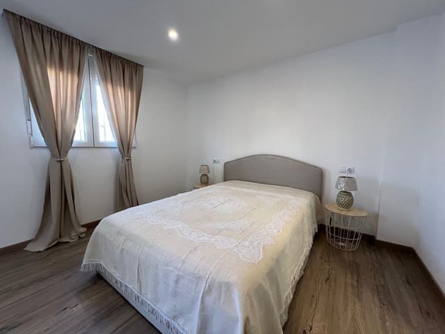 4 makuuhuone Huvila myytävänä paikassa Torreblanca, Torrevieja mukana uima-altaan 
autotalli - 369 000 € (Ref: 9644996)