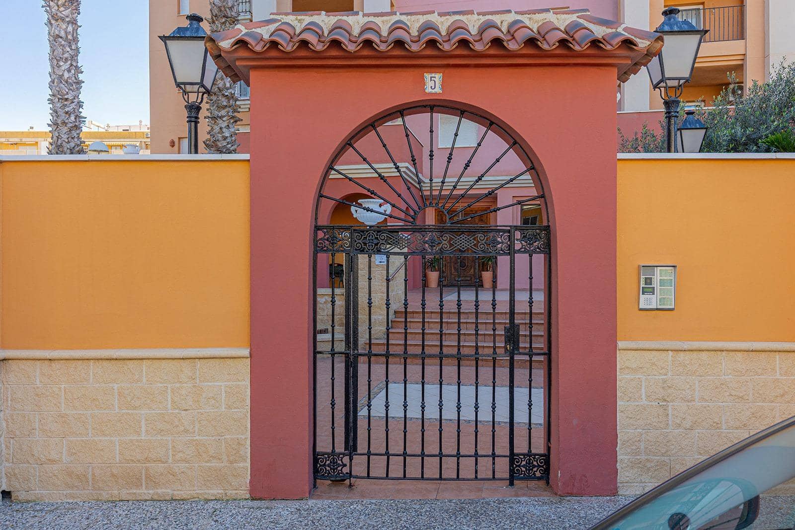 2 bedroom Apartment for sale in Torrevieja with pool - € 275,000 (Ref: 9755651)