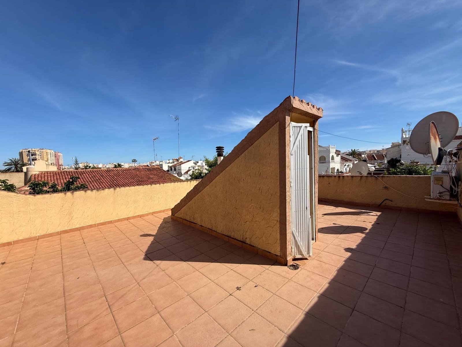 4 makuuhuone Huvila myytävänä paikassa Torrevieja mukana 
autotalli - 425 000 € (Ref: 9794585)