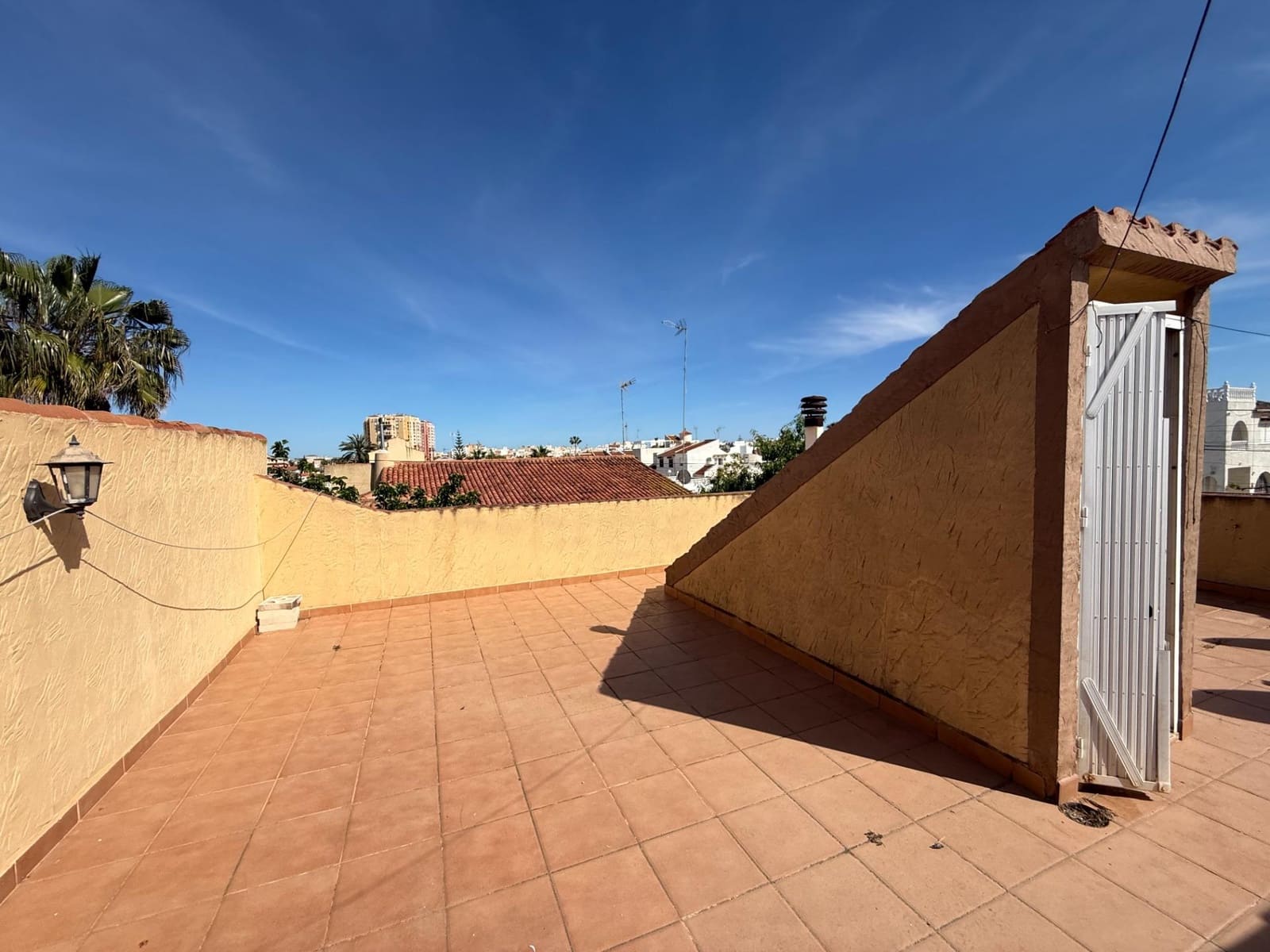 4 makuuhuone Huvila myytävänä paikassa Torrevieja mukana 
autotalli - 425 000 € (Ref: 9794585)