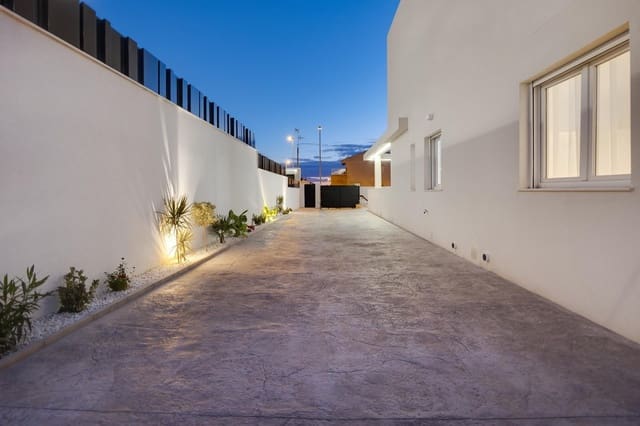 3 makuuhuone Huvila myytävänä paikassa Aguas Nuevas, Torrevieja mukana 
autotalli - 598 000 € (Ref: 9804283)