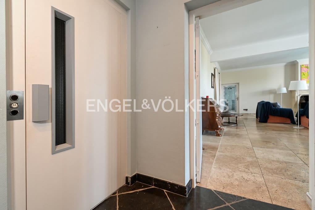 6 bedroom Villa for sale in Altea with pool garage - € 2,450,000 (Ref: 10040155)