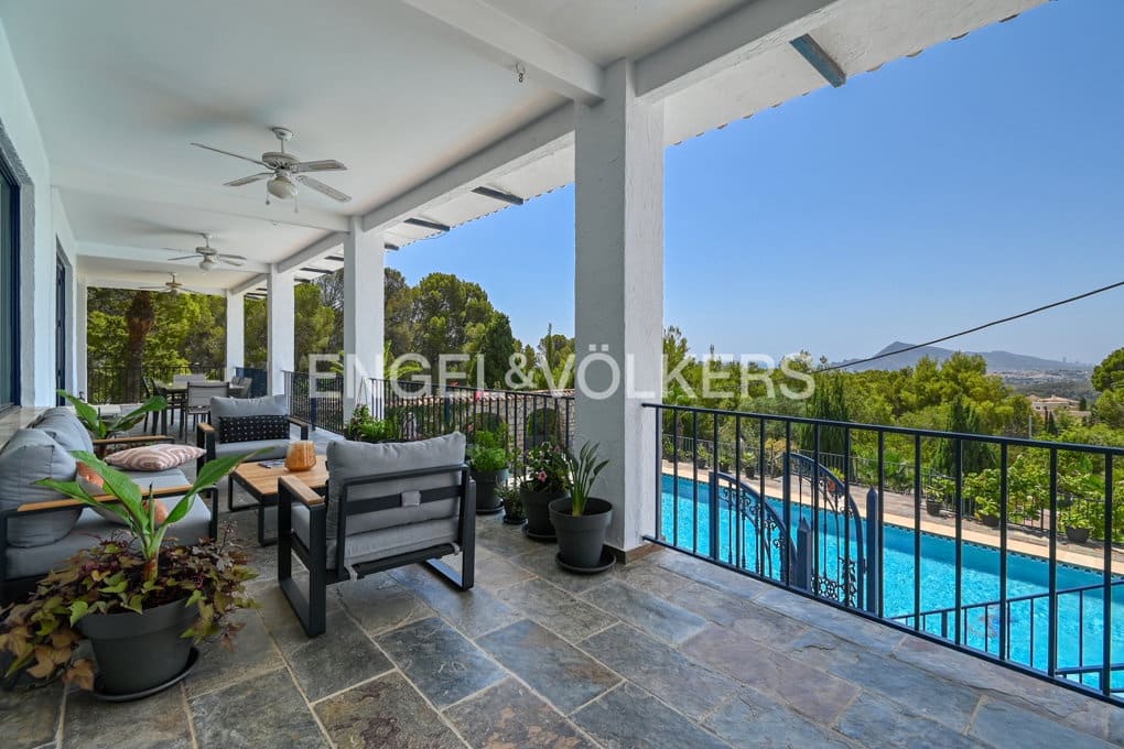 6 bedroom Villa for sale in Altea with pool garage - € 2,450,000 (Ref: 10040155)