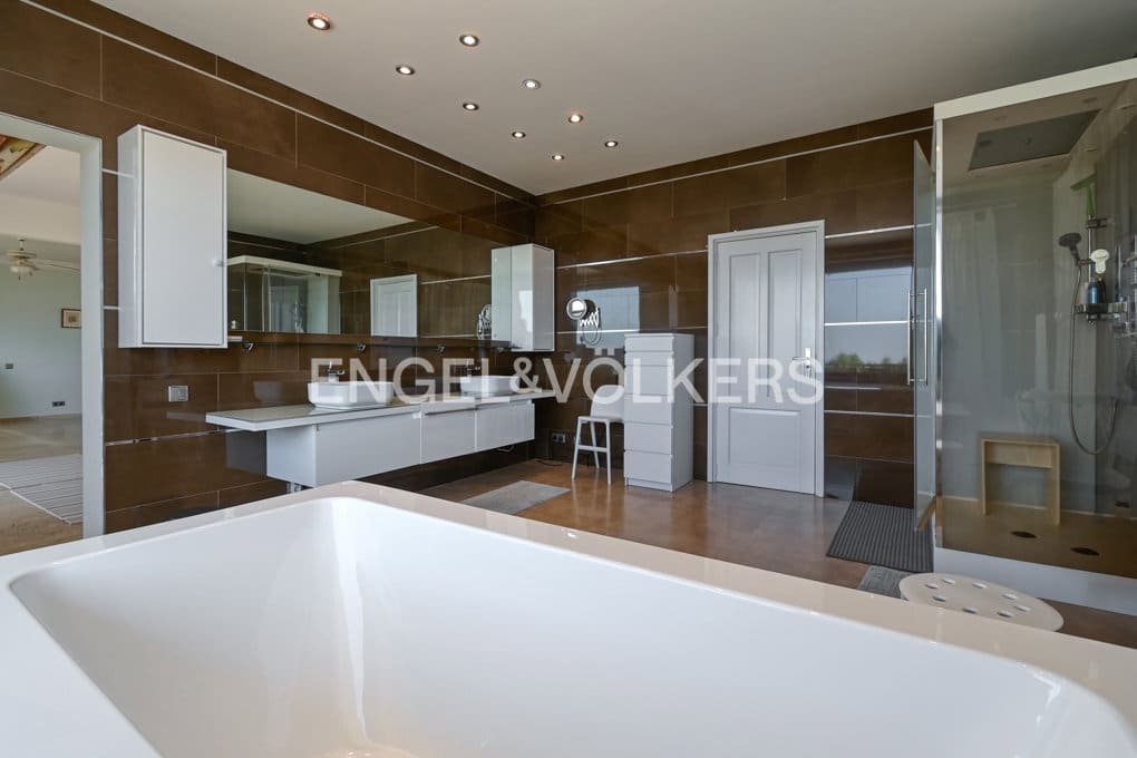 6 bedroom Villa for sale in Altea with pool garage - € 2,450,000 (Ref: 10040155)