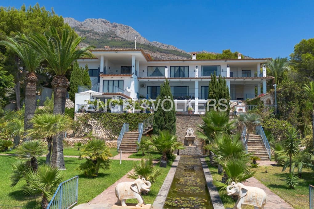 6 bedroom Villa for sale in Altea with pool garage - € 2,450,000 (Ref: 10040155)