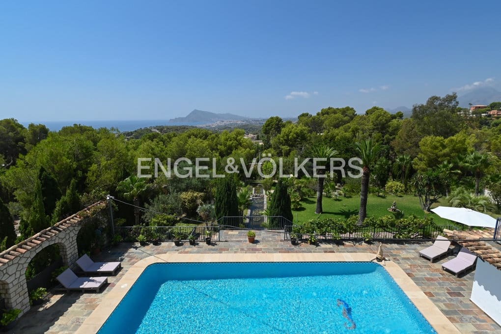 6 bedroom Villa for sale in Altea with pool garage - € 2,450,000 (Ref: 10040155)