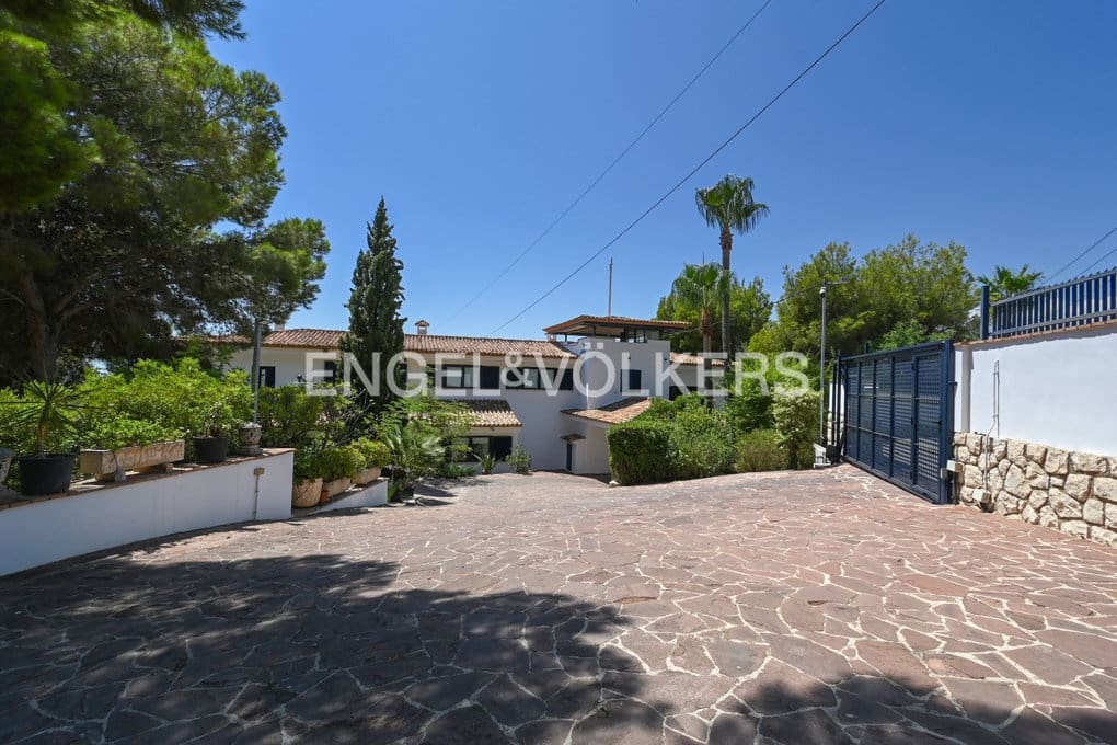 6 bedroom Villa for sale in Altea with pool garage - € 2,450,000 (Ref: 10040155)