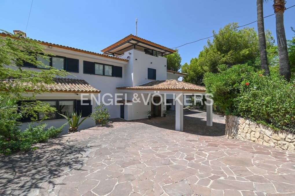 6 bedroom Villa for sale in Altea with pool garage - € 2,450,000 (Ref: 10040155)