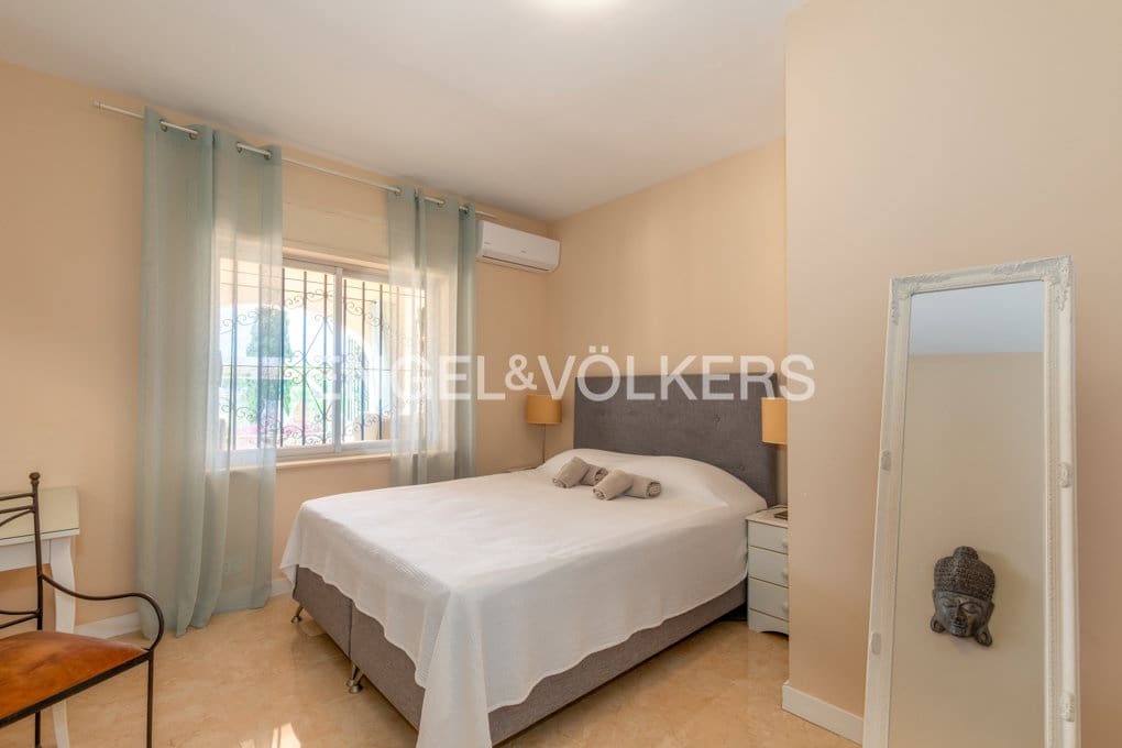 5 bedroom Villa for sale in Altea with pool garage - € 1,590,000 (Ref: 10045817)