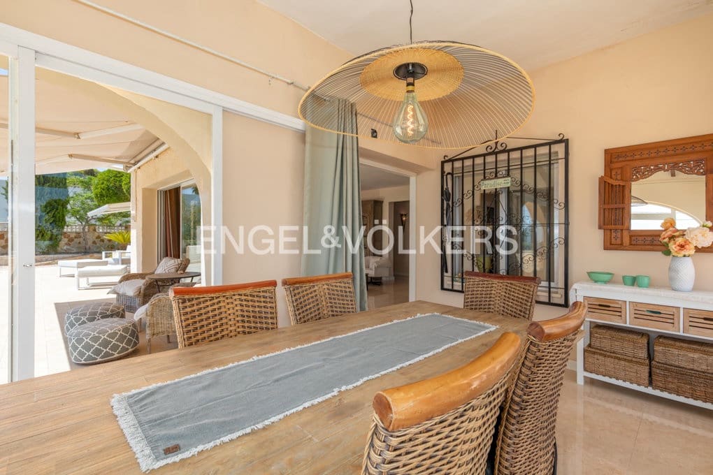 5 bedroom Villa for sale in Altea with pool garage - € 1,590,000 (Ref: 10045817)