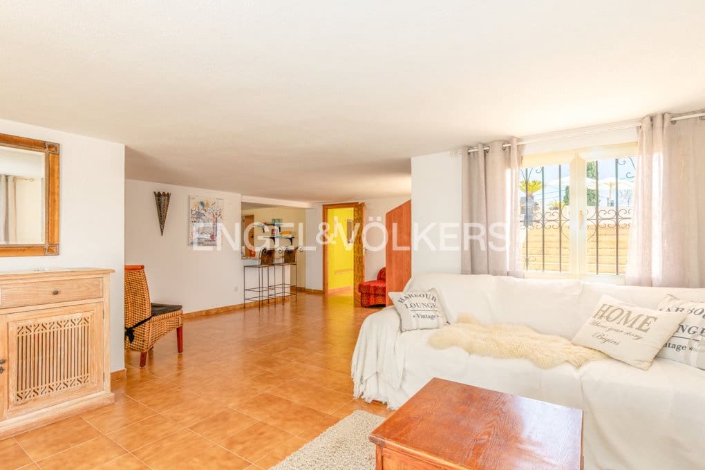 5 bedroom Villa for sale in Altea with pool garage - € 1,590,000 (Ref: 10045817)