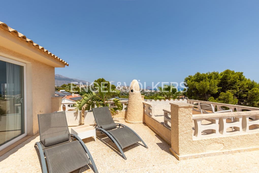 5 bedroom Villa for sale in Altea with pool garage - € 1,590,000 (Ref: 10045817)