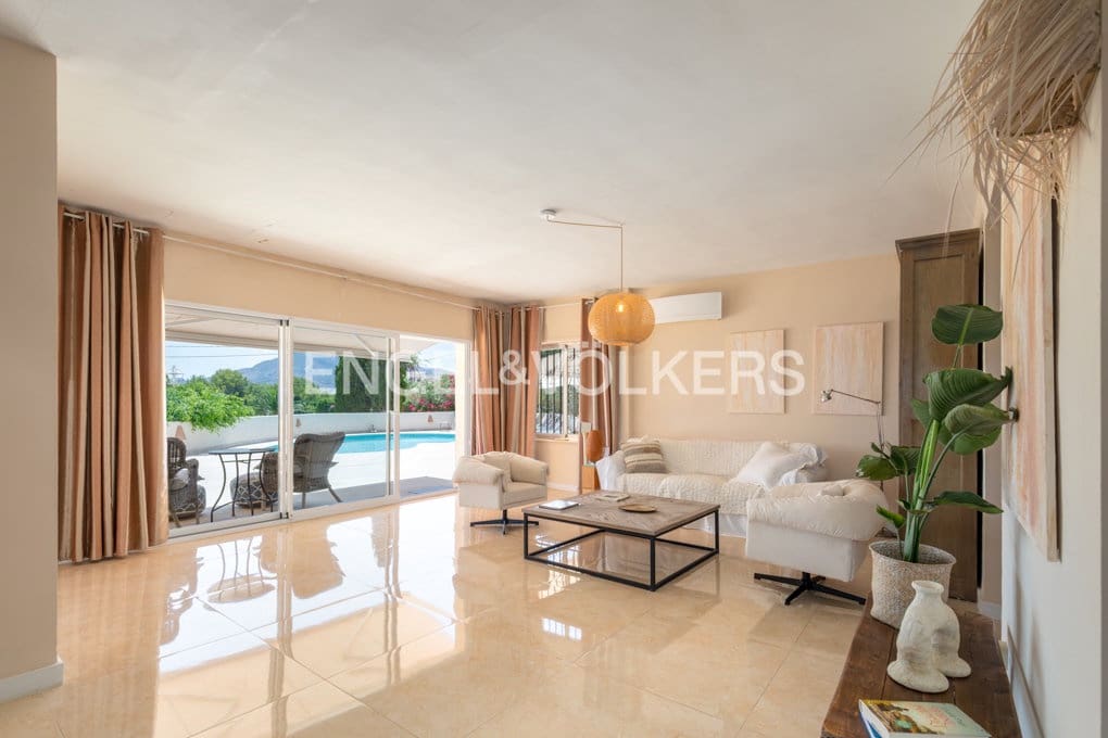 5 bedroom Villa for sale in Altea with pool garage - € 1,590,000 (Ref: 10045817)