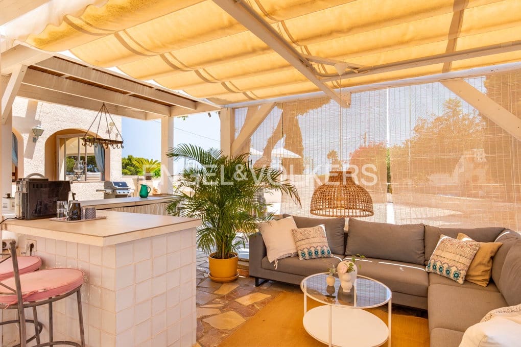5 bedroom Villa for sale in Altea with pool garage - € 1,590,000 (Ref: 10045817)