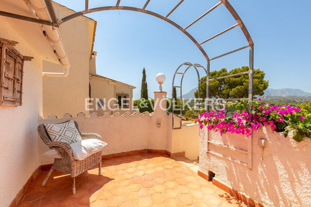 5 bedroom Villa for sale in Altea with pool garage - € 1,590,000 (Ref: 10045817)