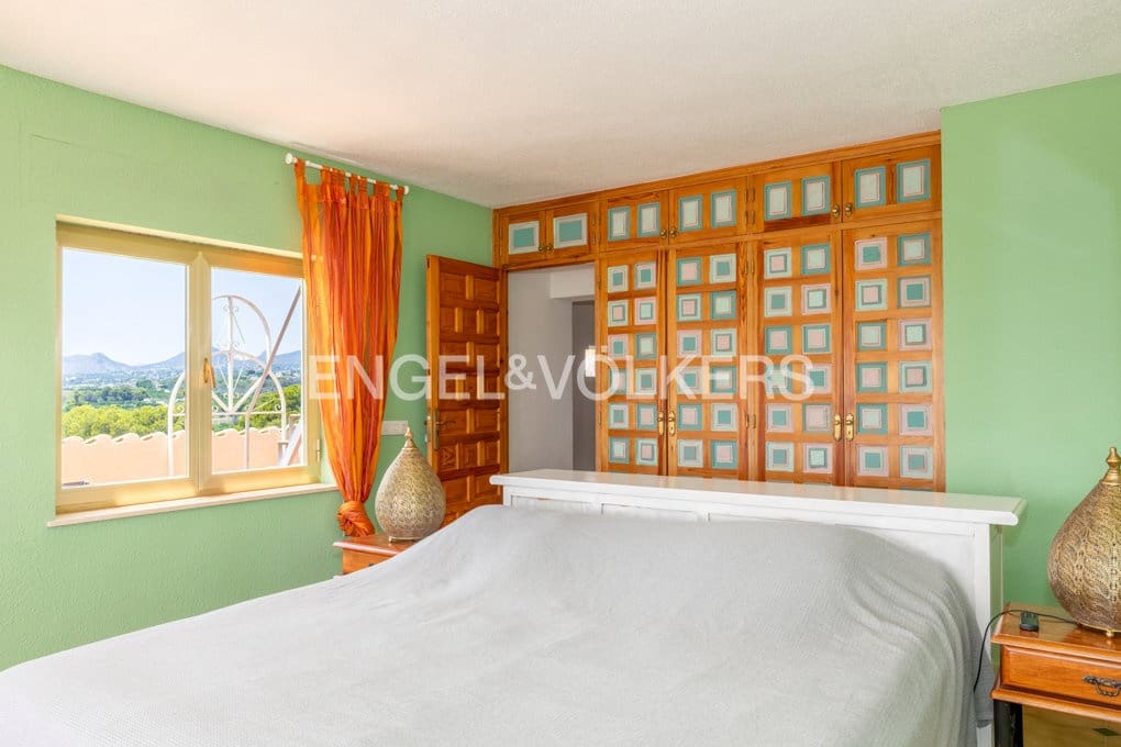 5 bedroom Villa for sale in Altea with pool garage - € 1,590,000 (Ref: 10045817)