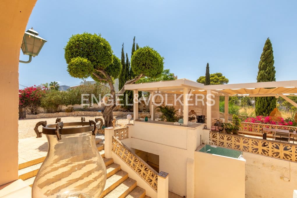 5 bedroom Villa for sale in Altea with pool garage - € 1,590,000 (Ref: 10045817)