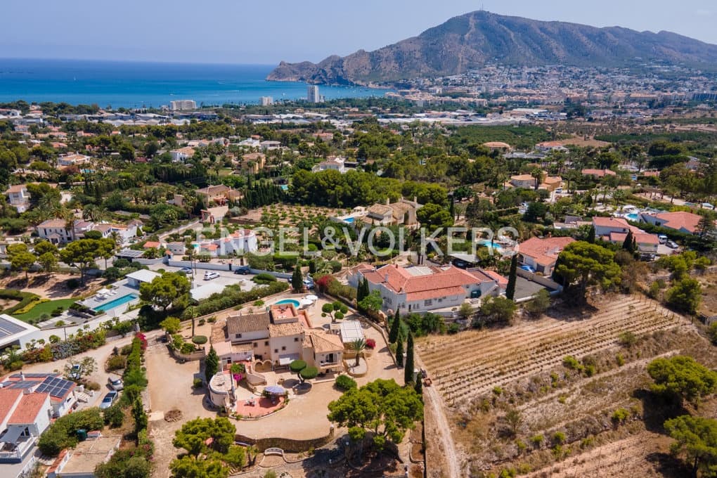 5 bedroom Villa for sale in Altea with pool garage - € 1,590,000 (Ref: 10045817)