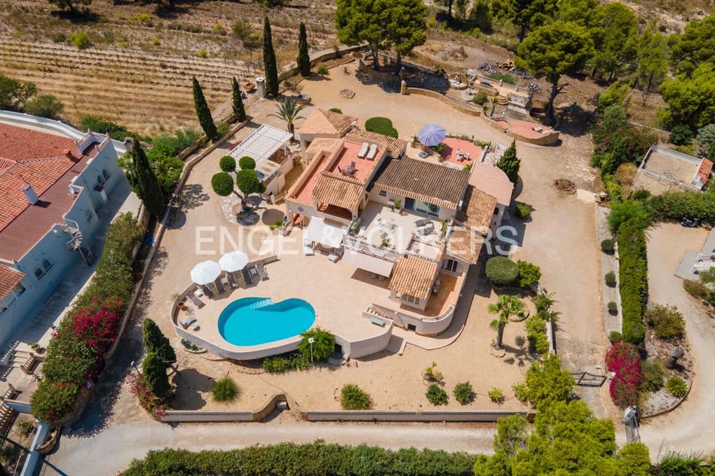 5 bedroom Villa for sale in Altea with pool garage - € 1,590,000 (Ref: 10045817)