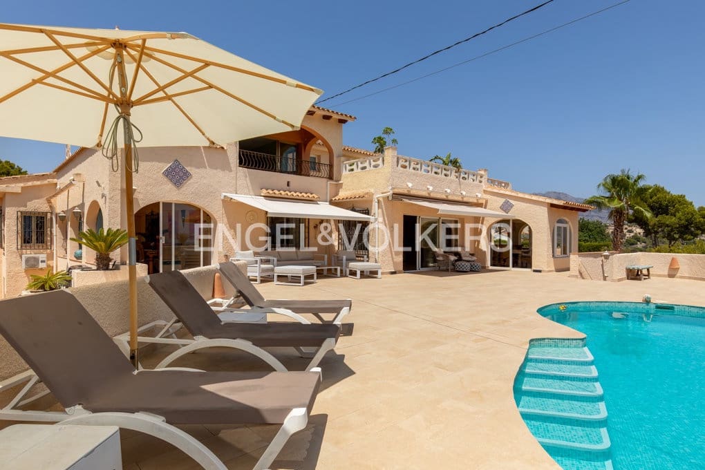5 bedroom Villa for sale in Altea with pool garage - € 1,590,000 (Ref: 10045817)