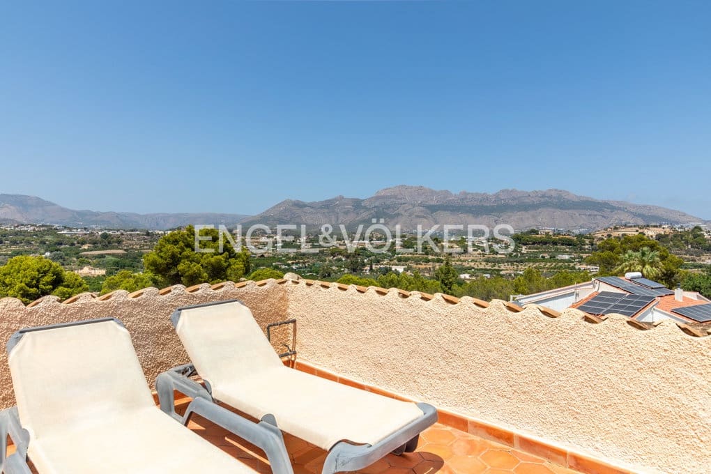5 bedroom Villa for sale in Altea with pool garage - € 1,590,000 (Ref: 10045817)