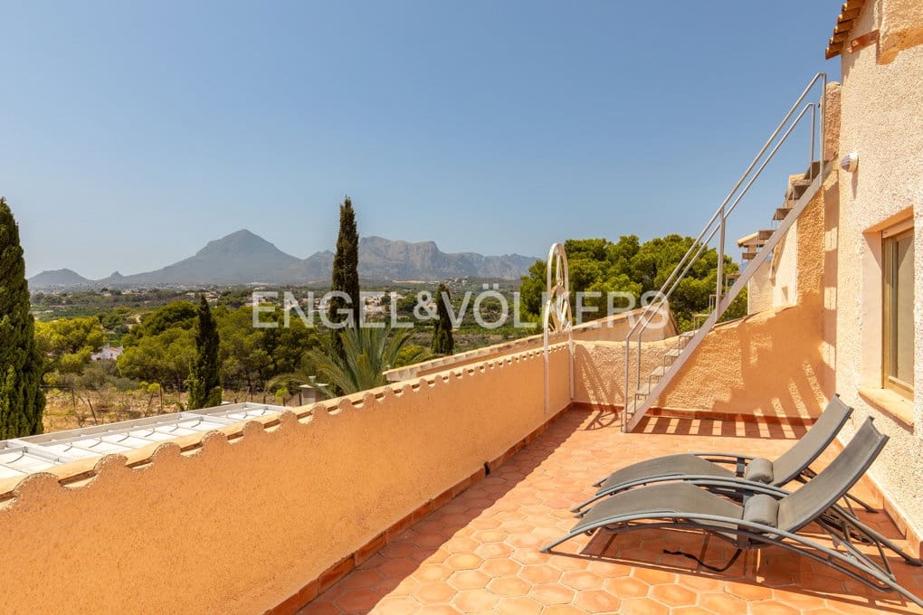 5 bedroom Villa for sale in Altea with pool garage - € 1,590,000 (Ref: 10045817)