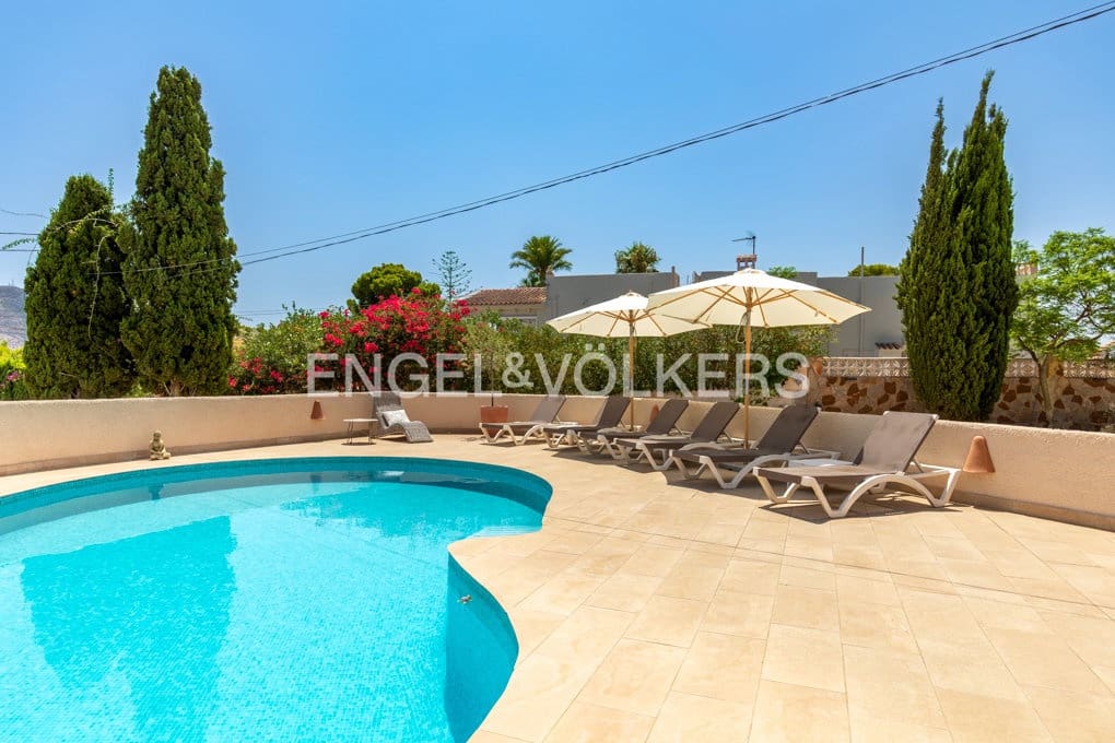5 bedroom Villa for sale in Altea with pool garage - € 1,590,000 (Ref: 10045817)